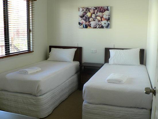 Tin Can Bay Marina Villas Buitenkant foto